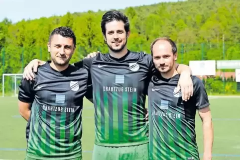 Das Trio wurde gestern beim letzten Saisonspiel des TuS Altleiningen offiziell verabschiedet (von links): Tekin Erciyas, Spieler