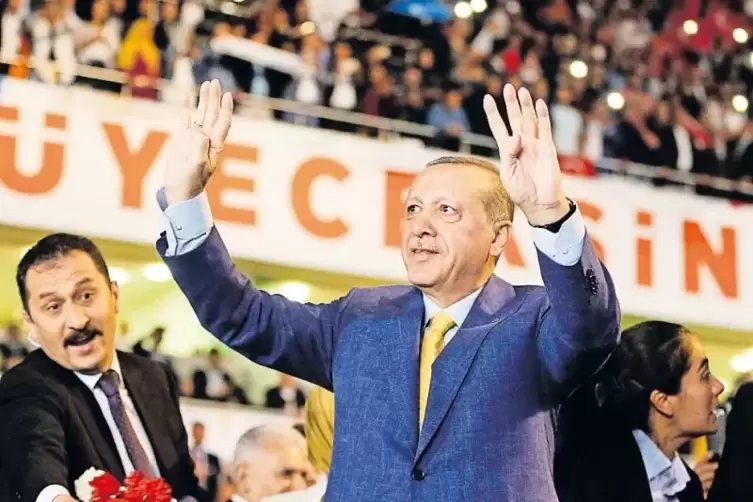 Erhielt 96 Prozent Ja-Stimmen: Recep Tayyip Erdogan, der als einziger Kandidat für das Amt des AKP-Vorsitzenden angetreten war.