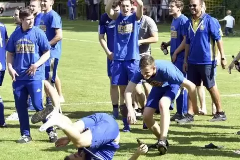 Gemeinsam feierten Spieler der ersten und zweiten SC-Mannschaft nach der Partie den Einzug des A-Klasse-Teams in die Aufstiegsru