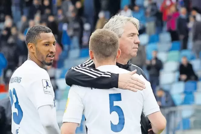 Sehr verhaltener Jubel: Trainer Peter Tretter nach dem Abpfiff mit dem Schützen des 2:0, Salif Cissé (links), und Sebastian Rein