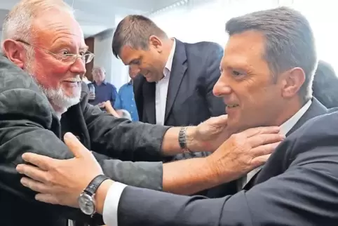 Vor Freude geht der Wattenheimer Christdemokrat Ernst-Albert Kraft (links) dem Wahlsieger Frank Rüttger fast an die Gurgel.