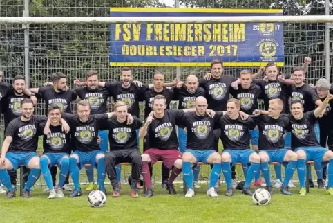 Meister der A-Klasse Süd und Kreispokalsieger: die FSV Freimersheim mit (von links) stehend Edin Pita,Zeki Ceyhan, Erhan Metin, 