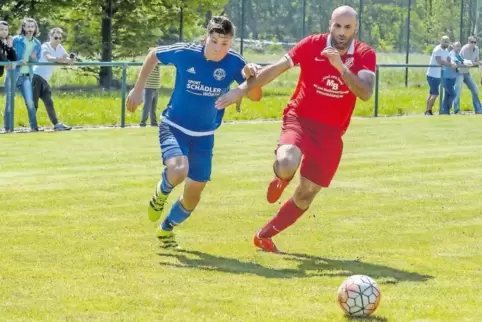 Im Wettlauf um den Ball: Lukas Link vom neuen Meister FC Wörth (in Blau) und Ahmad Fahda. Der Ball ging ins Aus, es gab Abstoß f