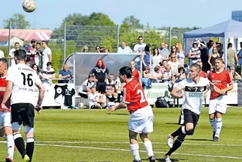Auf dem Weg zum Hattrick: Fehrbachs Marco Schaaf schießt am Lauterer Steffen Kühner vorbei das 3:0.