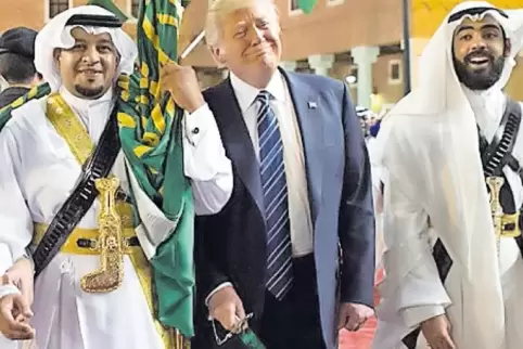 Donald Trump mit einem traditionellen Schwert bei einer Willkommenszeremonie im Murabba-Palast in Riad.