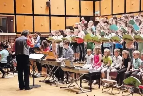 Großes Aufgebot und virtuoses Können: Beim Abschlusskonzert füllten über 100 Sänger und Instrumentalisten die Bühne. Unter der L