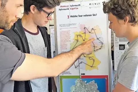 Thorsten Kuschel, Felix Mols und Johannes Fuchs ergründen die Arbeit des Navis und suchen die kürzeste Verbindung zwischen allen