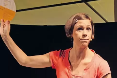 Inka Meyer und ihre Rentenrechnerin-Scheibe: Mit der Drehscheibe von der Gewerkschaft Verdi können Frauen errechnen, wie lange s
