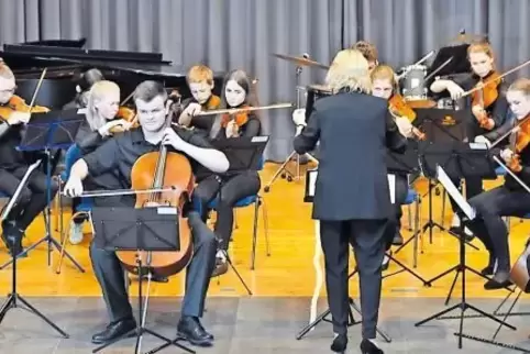 Das Jugendstreichorchester unter der Leitung von Hiltrud Wies mit Dominik Spoor (Mitte).