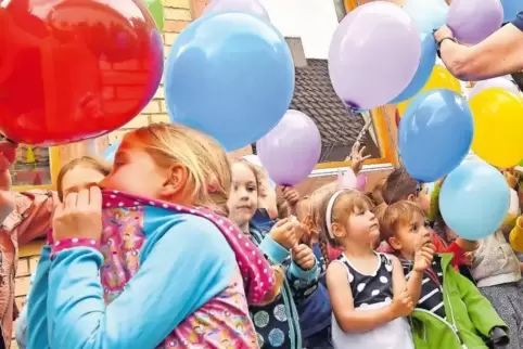 Ganz aufgeregt: Kinder der Kindertagesstätte „Arche Noah“ dürfen gleich ihre Luftballons steigen lassen.