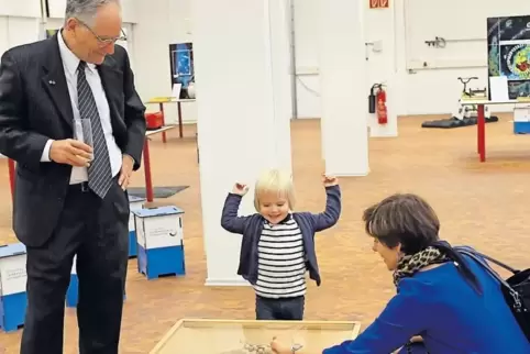 Der Informatik-Professor Leonard Adleman hat ebenso wie der jüngste Ausstellungsgast seine Freude am Galtonbrett, bei dem sich d