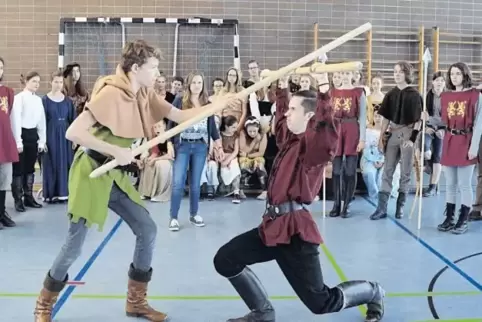 Kampfszene: Robin Hood (Jan Peter Konopinsky) gegen den Guy of Gisbourne (Daniel Giel).