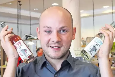 Matti Berger präsentiert beide Varianten von „Edy“: Es gibt die „Schorle to go“ mit Portugieser Rosé und mit Müller Thurgau.
