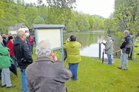 Am Sägmühlweiher: Ortsbürgermeister Sebald Liesenfeld und Wolfgang Schiel (von rechts) erläutern die Bedeutung des Gewässers und