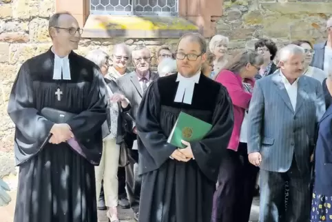 Für Holger Müller (Mitte) schließt sich ein Kreis: Dekan Dietmar Zoller hat ihn bereits konfirmiert, nun ordinierte er den neuen