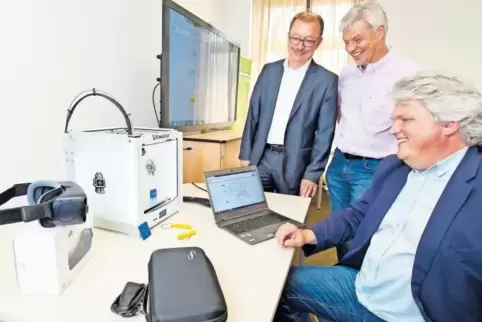 In Sachen digitaler Bildung gibt’s faszinierende Angebote: Roland Frölich, Norbert Wehn und Michael Staudt (von links) zeigen ei
