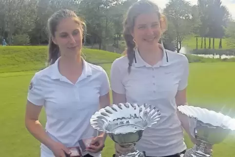 Riesige Pokale für die Siegerin, kleine für die Zweite: Lea Becker aus Clausen (rechts) und Katja Müller aus Pirmasens.