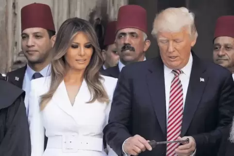 Den Schlüssel für die Grabeskirche in der Hand: Donald Trump und seine Ehefrau Melania.