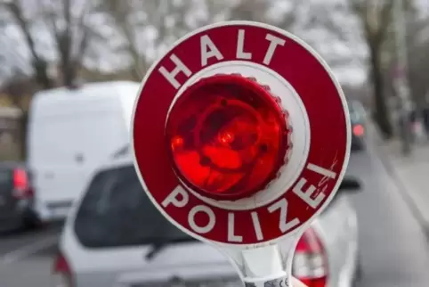 In der Rheinstraße in Bobenheim-Roxheim hat die Polizei am Montag den Verkehr vor der dortigen Grundschule überwacht. Foto: dpa
