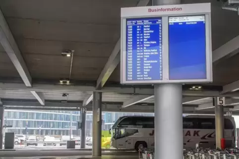 Die Strecken sind weit, die Anforderungen an Mensch und Fahrzeug hoch – zu hoch für manche. Unser Bild zeigt den Fernbus-Bahnhof