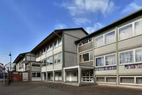  Das Gebäude der Grundschule Esthal ist in gutem Zustand, Investitionen sind derzeit nicht erforderlich.  Foto: Mehn 