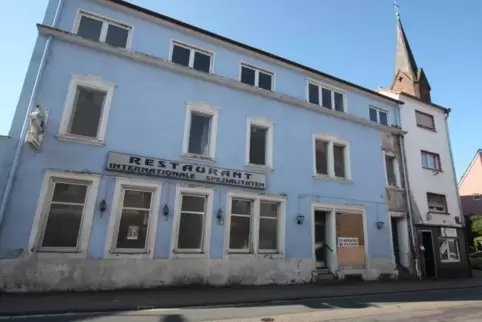 Das ehemalige Hotel Martin steht seit vielen Jahren leer und ist zumindest im vorderen Bereich abrissreif. Foto: Rackow 