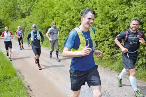 Burgenmarathon des PWV Hauenstein: Als lockere Trainingseinheit für weitere Herausforderungen nahm diese Läufergruppe mit (von r
