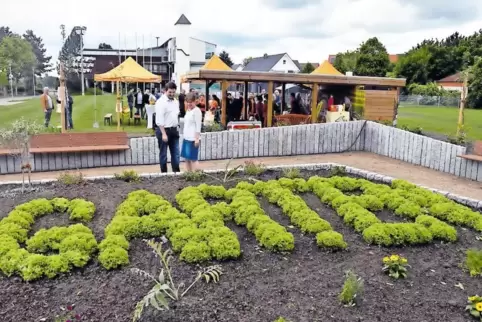 Kräuter, Bäumchen, Blumen: Georg Zwiling und Melanie Martan aus Bobenheim-Roxheim schlendern durch den neuen Garten.