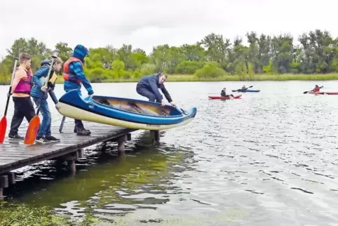 Ab ins Wasser: Die Jugendlichen ließen sich das Paddeln beim Konfi-Tag vom Regen nicht vermiesen.