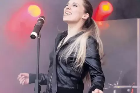 Tatjana Freer tritt mit der Band Bruise schon heute Abend beim Homburger Maifest auf.