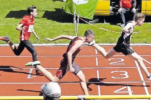 Erster: Finn Bingenheimer (rechts) gewinnt die 100 Meter.