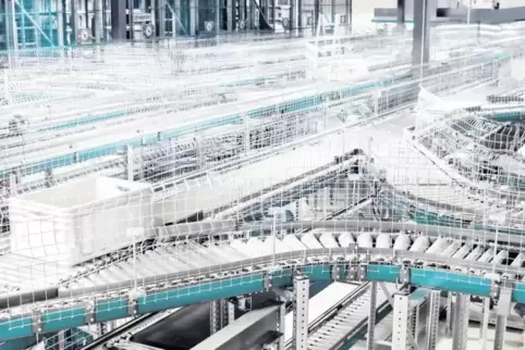 Automatisierte Lagerlogistik im norwegischen Verteilzentrum Skårer bei Oslo, eines von 152 dieser Zentren von Phoenix in Europa.