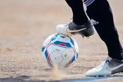 Einige Vereine wissen noch nicht, in welcher Liga sie kommende Saison spielen. Nun beginnen viele Entscheidungsspiele.