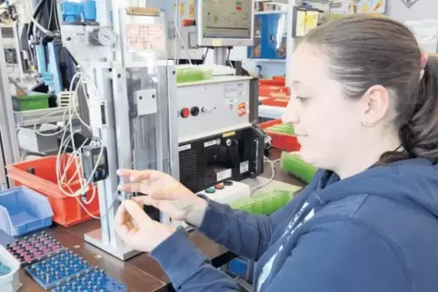 Präzision ist gefragt, wenn Romina Lent in der Montageabteilung bei Dipro in Ramstein Hydraulik-Ventile zusammensetzt.