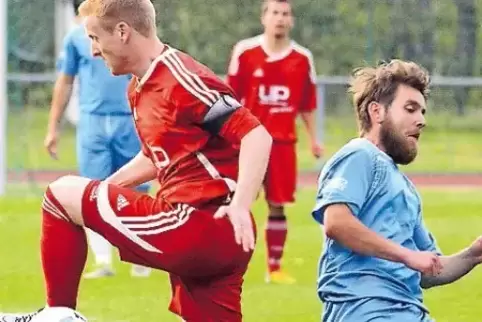 Maßweilers Thomas Semmet (links) klärt vergangene Woche vor PSV-Spieler Marco Garau.