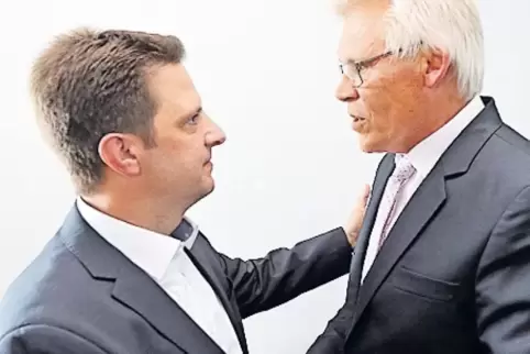Kennen sich aus dem Kreistag bestens: SPD-Fraktionschef Reinhold Niederhöfer (rechts) gratuliert dem Zweiten Beigeordneten Frank