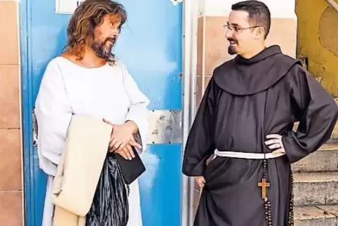 Fester Halt (von oben): Trauernde Frauen in New York sowie „Jesus“ und ein Franziskanermönch in Jerusalem.
