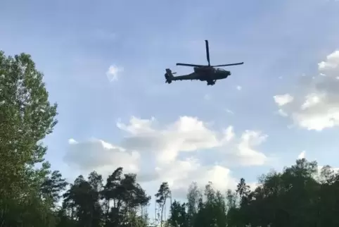 Kampfhubschrauber trainieren unangekündigt mit ohrenbetäubendem Lärm über den Köpfen der Bürger. Dieses Foto entstand am Diensta