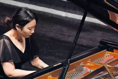 Technische Meisterschaft, aber auch slawische Seele: Soo Jeong Choi spielt die „Dumka“ von Tschaikowsky.