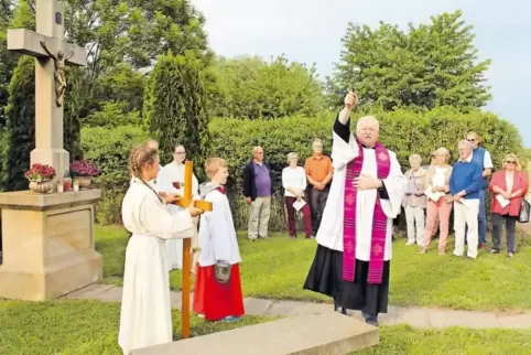 Pfarrer Raimund Röther segnet die Feldfrüchte.