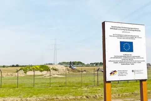 Hinter dem Zaun wird für die Erweiterung gebaggert.