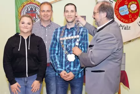 Glänzende Leistungen: Kreisoberschützenmeister Mang ehrt Schützenkönig Sebastian Arnold, den ersten Ritter Torsten Krebs und den