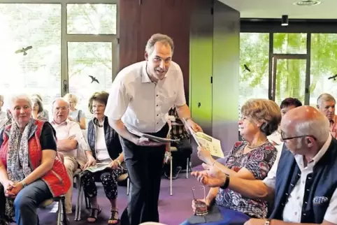 Broschüren zum „Leben im Alter“ verteilte Dietmar Seefeldt.
