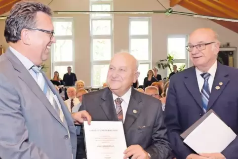 Von Landrat Clemens Körner (links) ausgezeichnet: Gerhard Zöller und Josef Reeb (rechts).