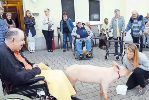 Sorgte für Schmunzeln: Hausschwein Rosa, hier mit „Frauchen“ Jana Kettenring.