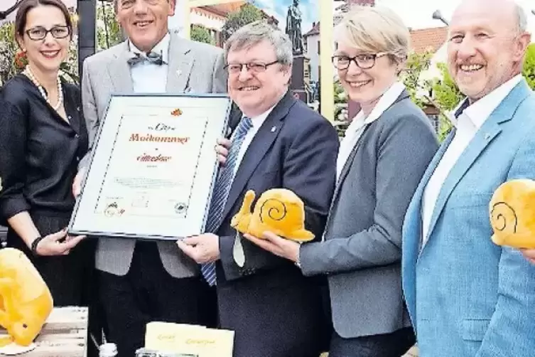 Mit der Cittaslow-Schnecke: Melanie Stachel, Karl Sch&auml;fer, Manfred D&ouml;rr, Tourismusb&uuml;roleiterin Maria Bergold und Klaus Humm.
