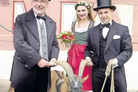 Tributbock Hugo wird präsentiert von Stadtbürgermeister Karl-Günter Müller (links) und dem Brautpaar Inna Keksel und Patrick Faß