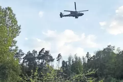 Kampfhubschrauber von zunächst unbekannter Herkunft im Tiefflug über Mittelbrunn: Diese Aufnahme entstand am Dienstagabend im Ga