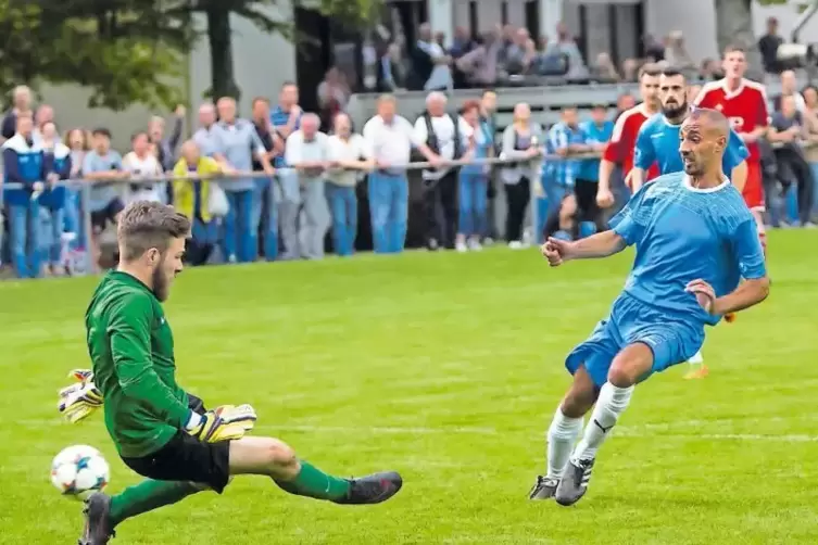 Zahir Bekerida überwindet Maßweilers Torhüter Michael Baumann zum 2:0 für den PSV Pirmasens. Die Entscheidung? Nein!