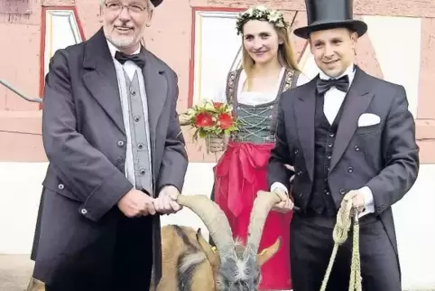 Auf Tuchfühlung: Brautpaar Patrick Faß (von rechts) Inna Keksel führen Tributbock Hugo nach Pfingsten nach Deidesheim. Links im 